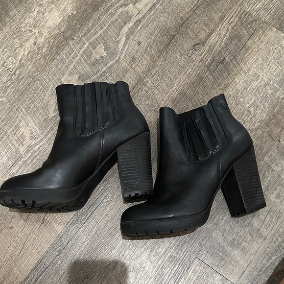 Madden Girl Black Ankle Booties with Block Heel - Picture 1 of 5